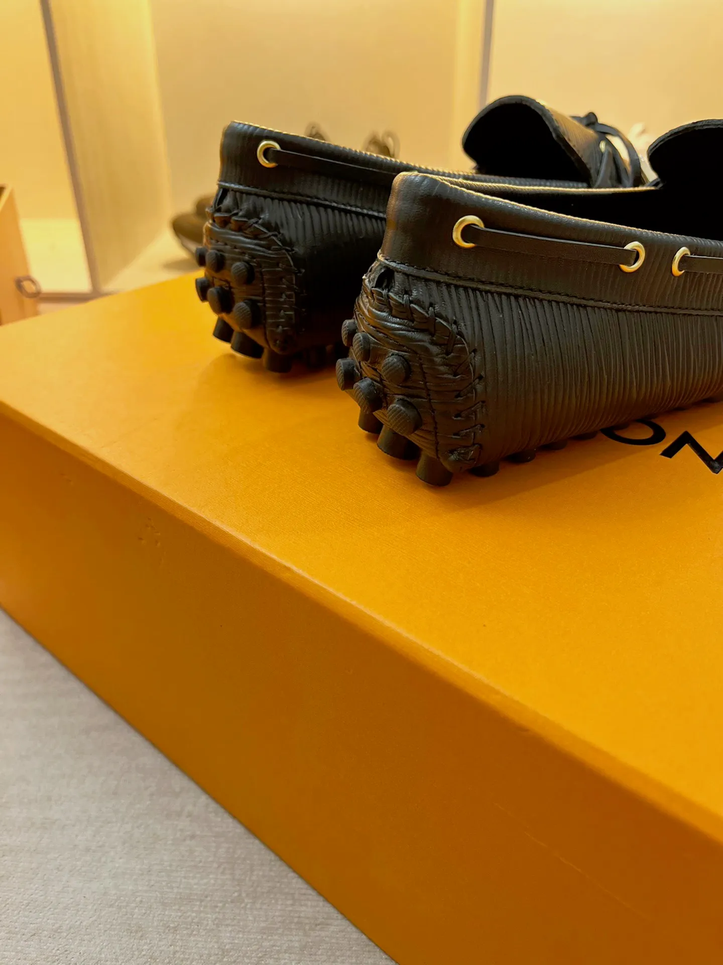 p460💰Couple model❤️🇫🇷 𝙇𝙤𝙪𝙞𝙨 𝙑𝙪𝙞𝙩𝙩𝙤𝙣 🇫🇷Louis Vuitton 2023 Classic𝓛𝓿 𝓣𝓻𝓪𝓲𝓷𝓮𝓻 Sports Series ➪➪➪¯ [Arizona Doudou Shoes Series] ▪️▪️▪️Arizona slip-on shoes are made of Monogram Eclipse canvas. Its hand-painted and dyed edges and hand-sewn uppers fully demonstrate Louis Vuitton's traditional shoemaking craftsmanship. This slip-on shoe is very lightweight. The integrated tongue and upper make it particularly comfortable and flexible. The soft outsole is equipped with rubber padding. Decorated with matching sash. Detailed features: ☑️Monogram Eclipse canvas ☑️Black Eclipse pattern ☑️Hand-painted shoe edges ☑️Hand-sewn uppers (each pair takes time to process) ☑️Integrated tongue and upper construction ☑️Outsole equipped with rubber lining ☑️size: 35_46